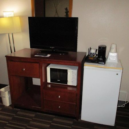 Super 8 By Wyndham Madison Hotel Екстериор снимка
