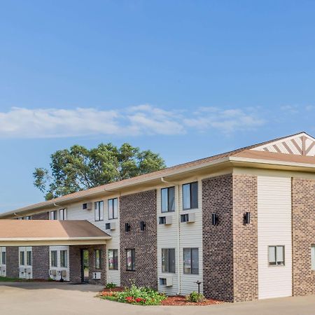 Super 8 By Wyndham Madison Hotel Екстериор снимка