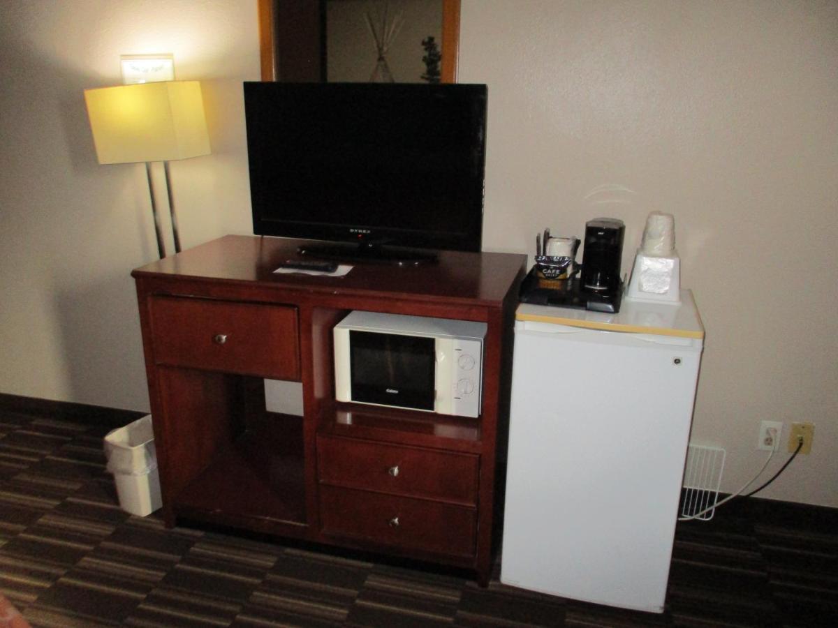 Super 8 By Wyndham Madison Hotel Екстериор снимка