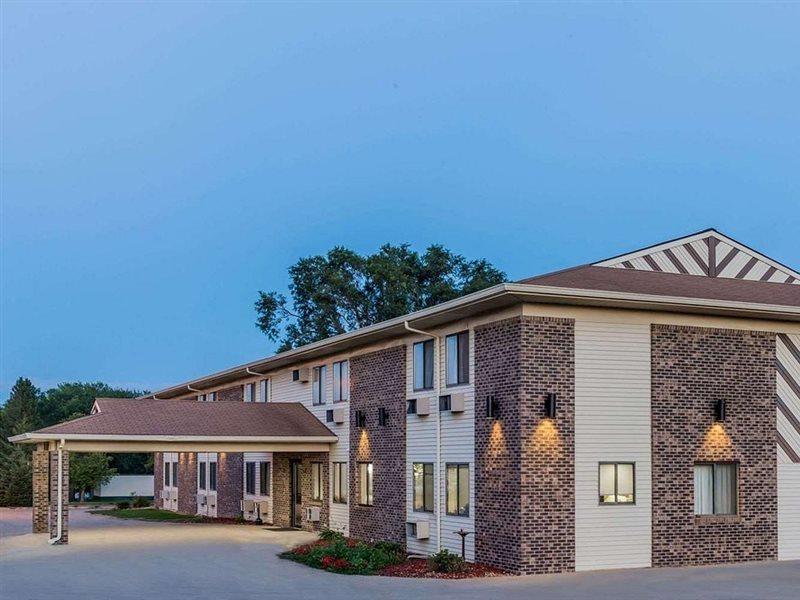 Super 8 By Wyndham Madison Hotel Екстериор снимка