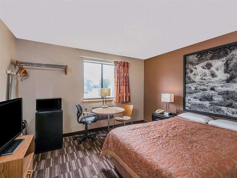 Super 8 By Wyndham Madison Hotel Екстериор снимка