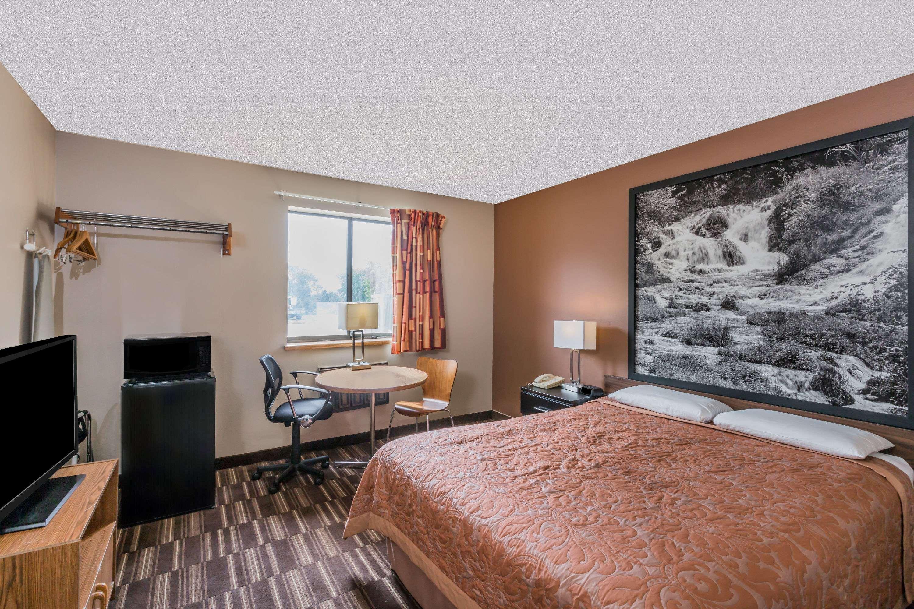 Super 8 By Wyndham Madison Hotel Екстериор снимка