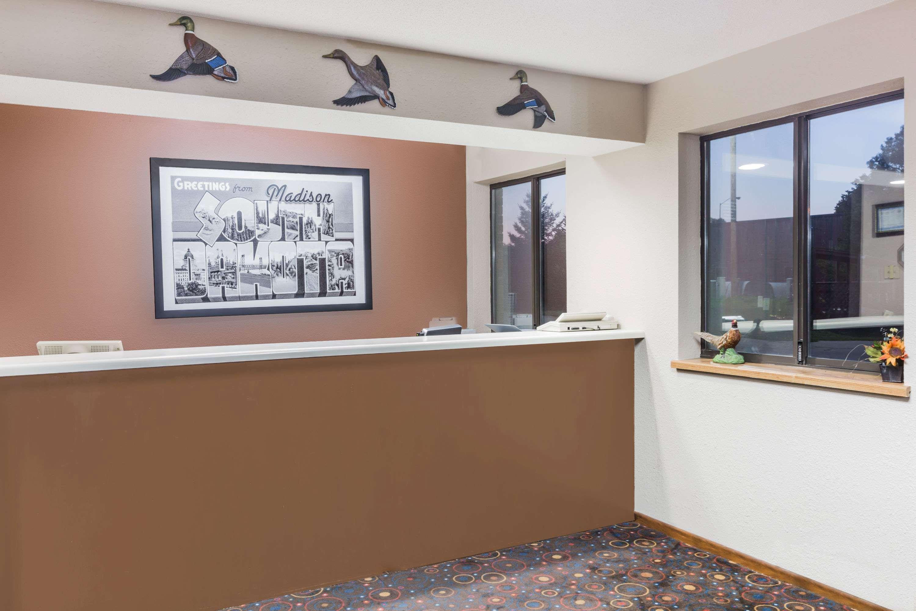Super 8 By Wyndham Madison Hotel Екстериор снимка