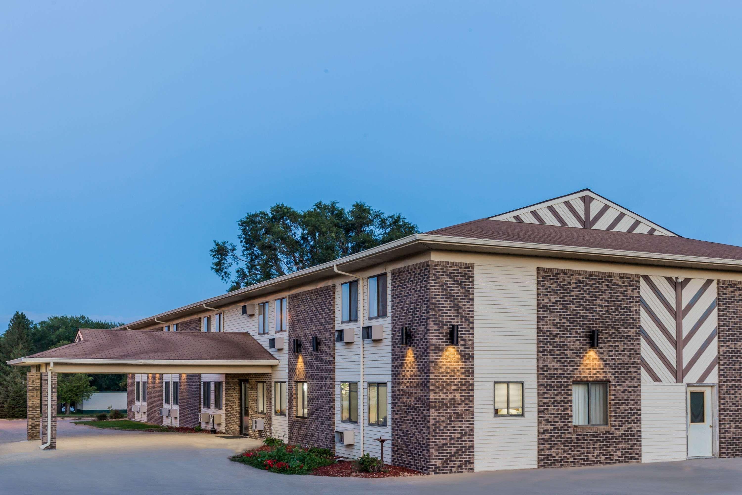 Super 8 By Wyndham Madison Hotel Екстериор снимка