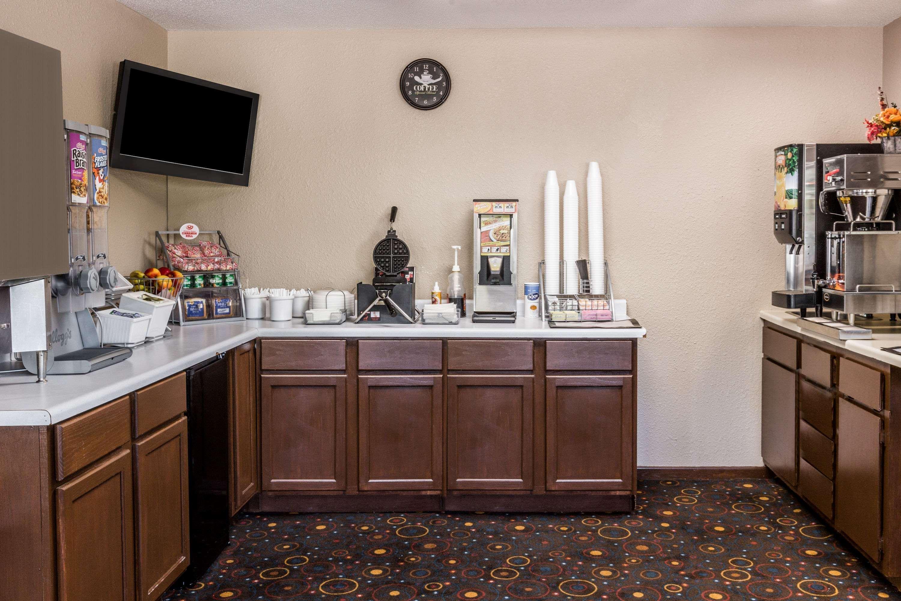 Super 8 By Wyndham Madison Hotel Екстериор снимка