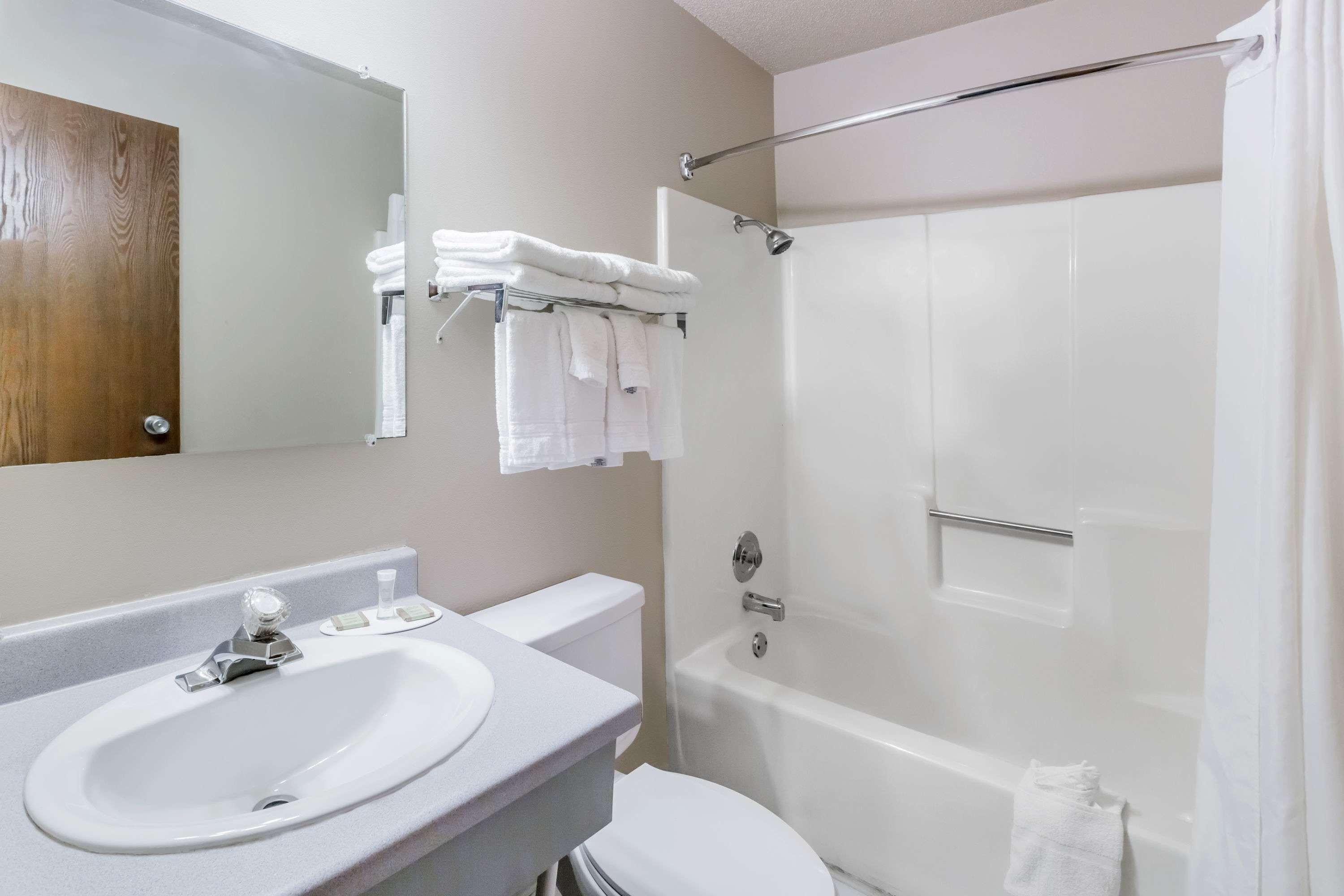 Super 8 By Wyndham Madison Hotel Екстериор снимка