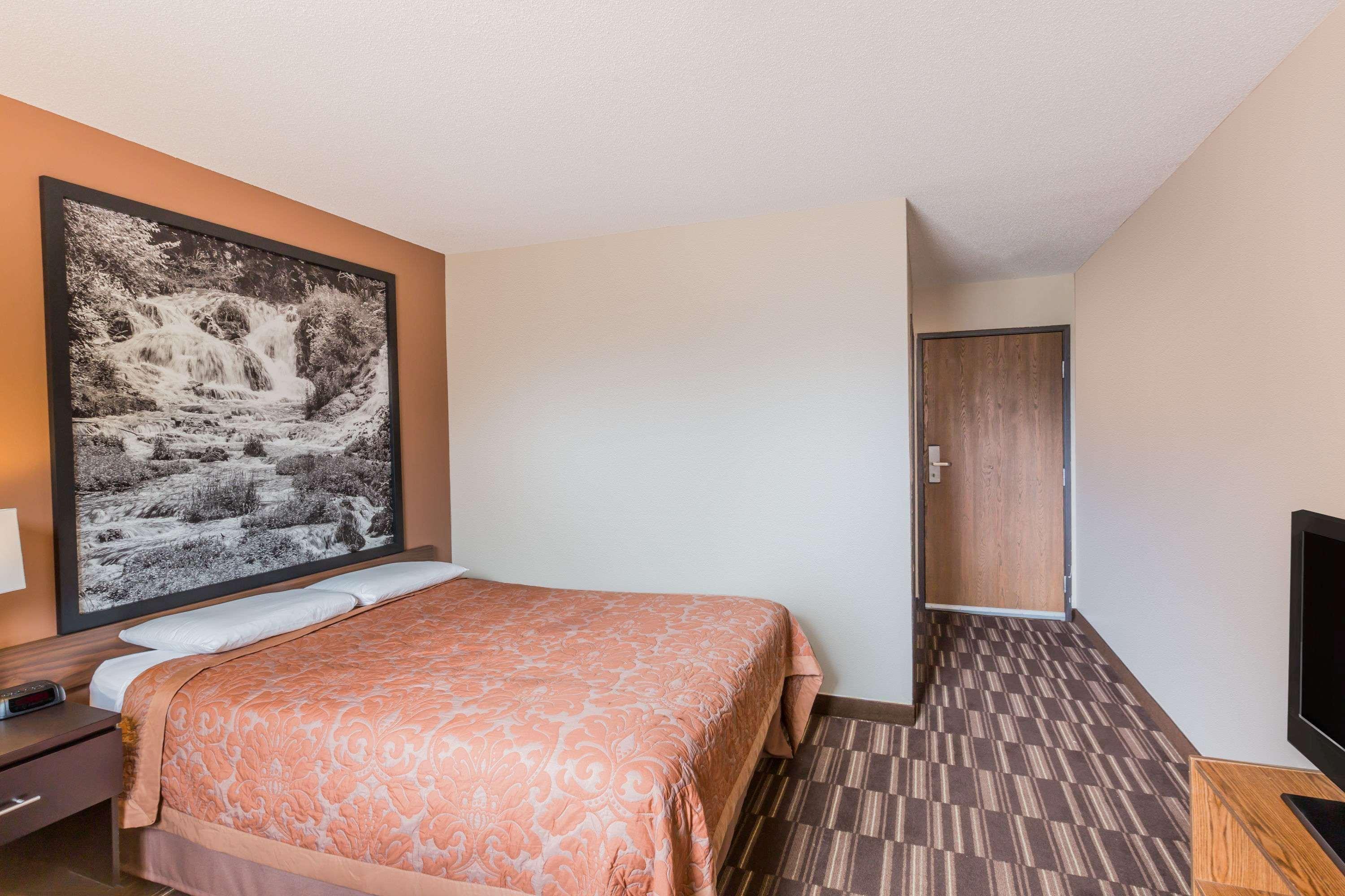 Super 8 By Wyndham Madison Hotel Екстериор снимка