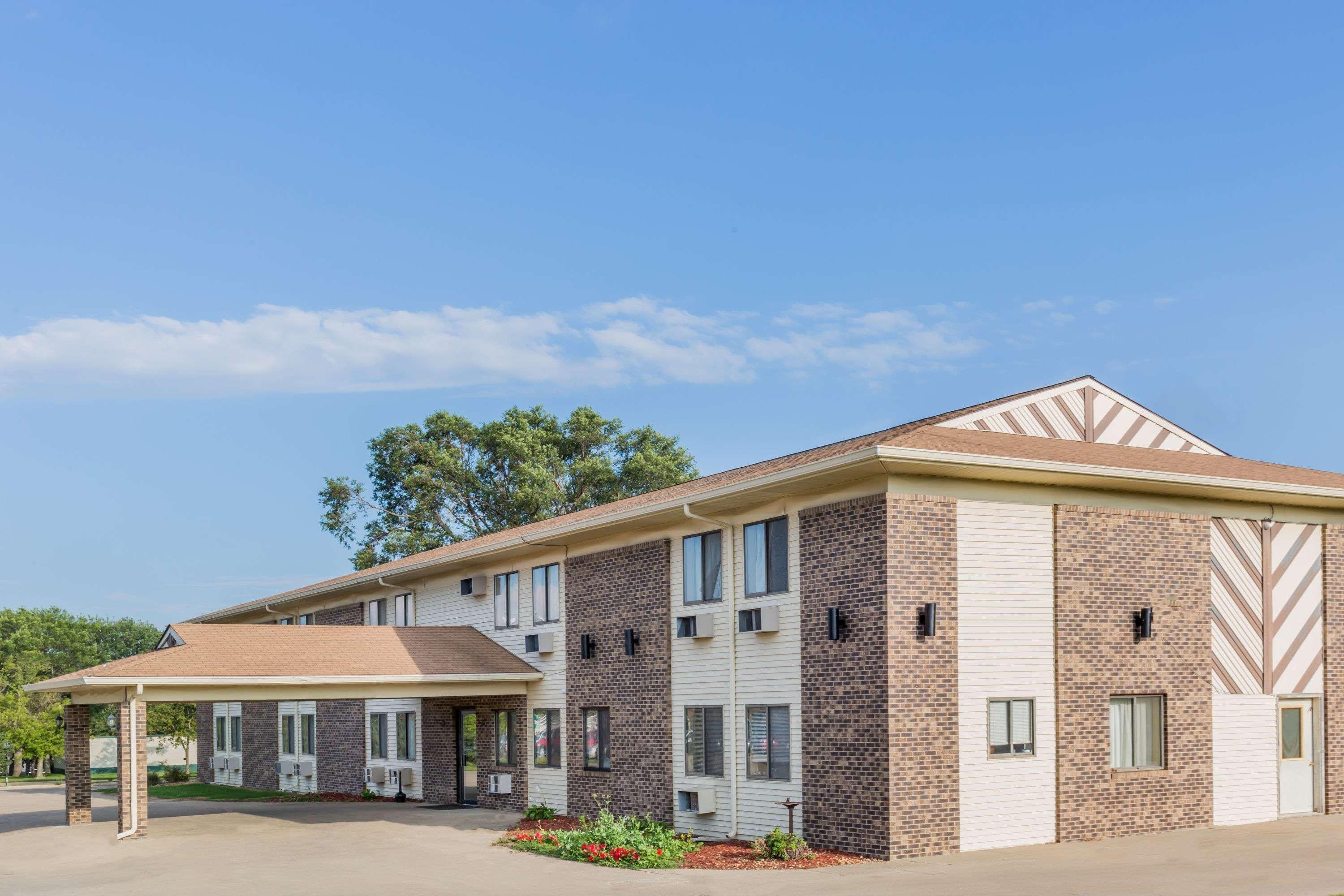 Super 8 By Wyndham Madison Hotel Екстериор снимка