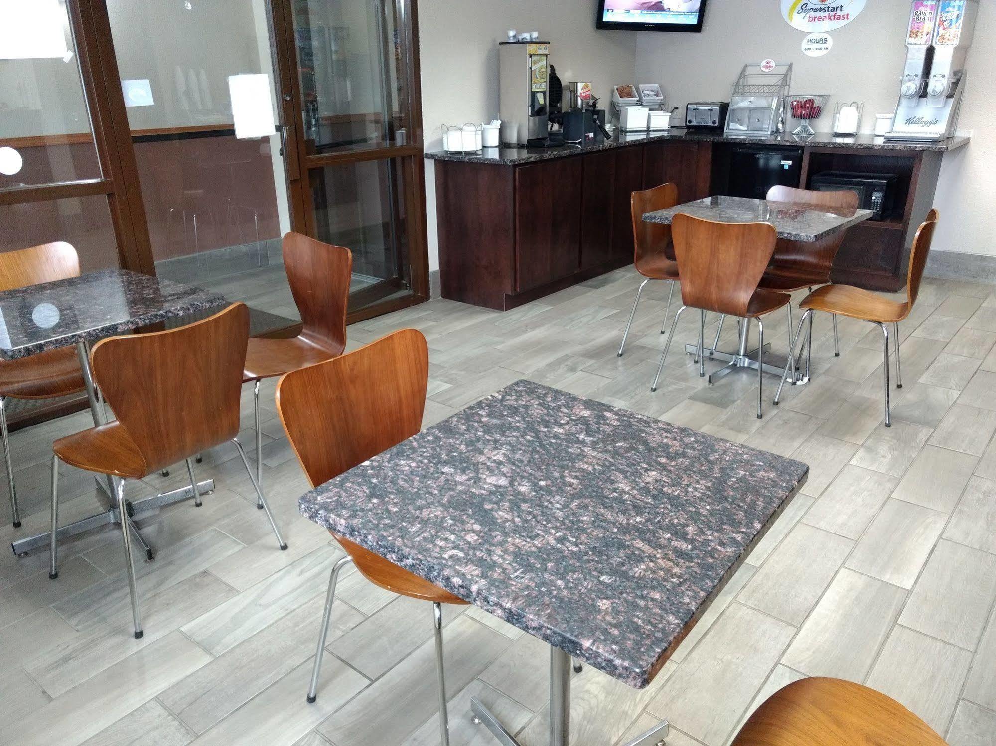 Super 8 By Wyndham Madison Hotel Екстериор снимка