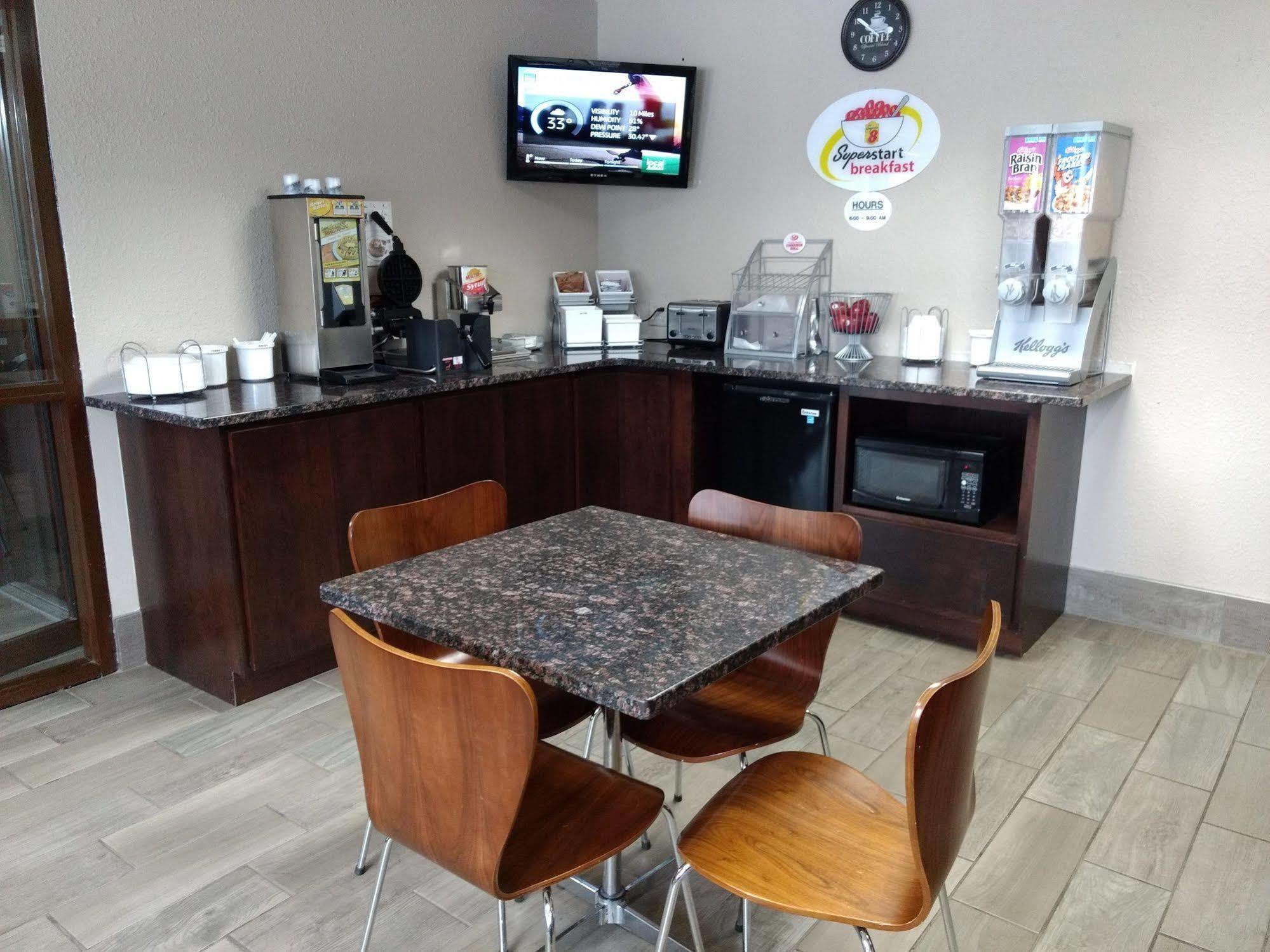 Super 8 By Wyndham Madison Hotel Екстериор снимка